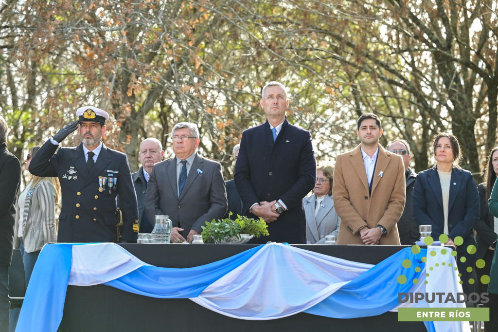 Bajo el cielo de Urquiza: más de 500 niños prometieron lealtad a la Bandera Argentina