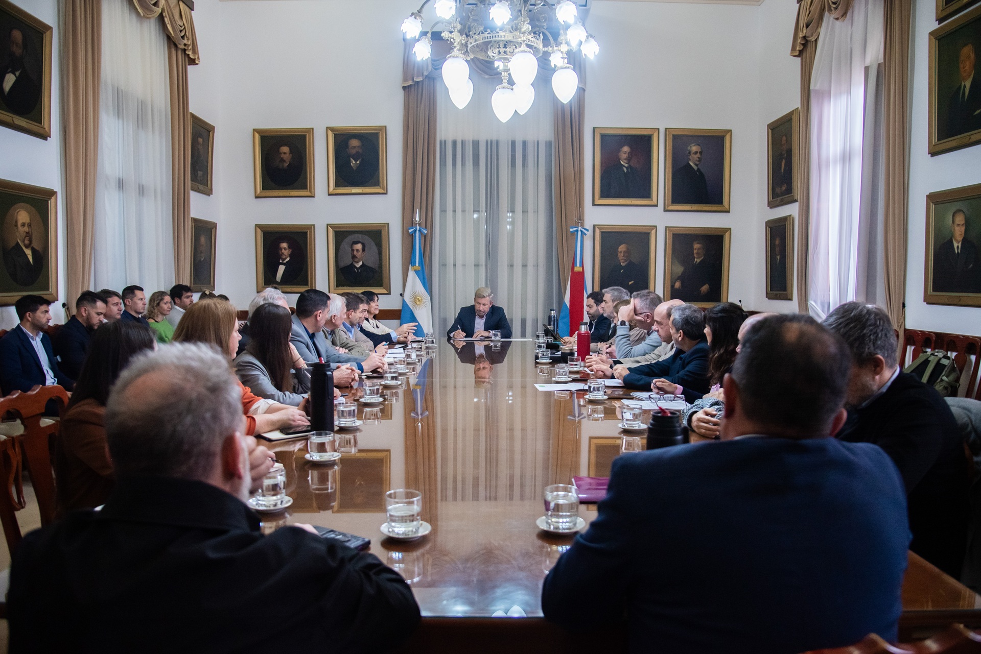Frigerio encabezó una reunión de gabinete para coordinar acciones preventivas ante el fenómeno  El Niño